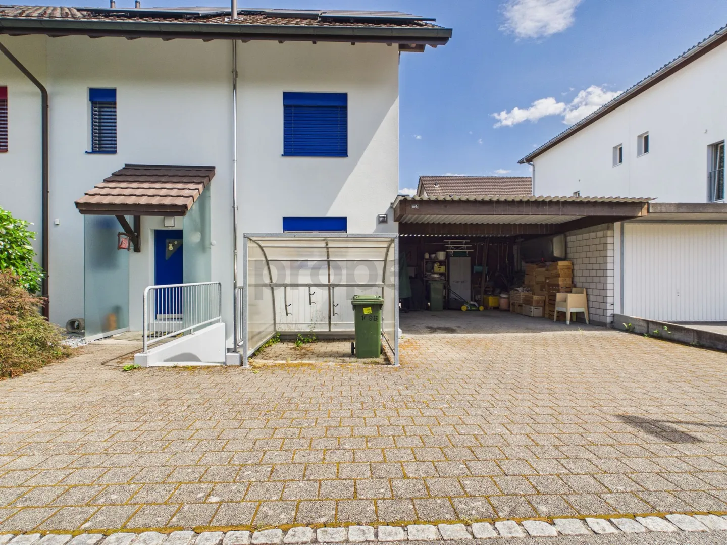 Casa familiare bifamiliare ben tenuta con impianto fotovoltaico e molto spazio al confine della città di Aarau - Foto 1 di 12