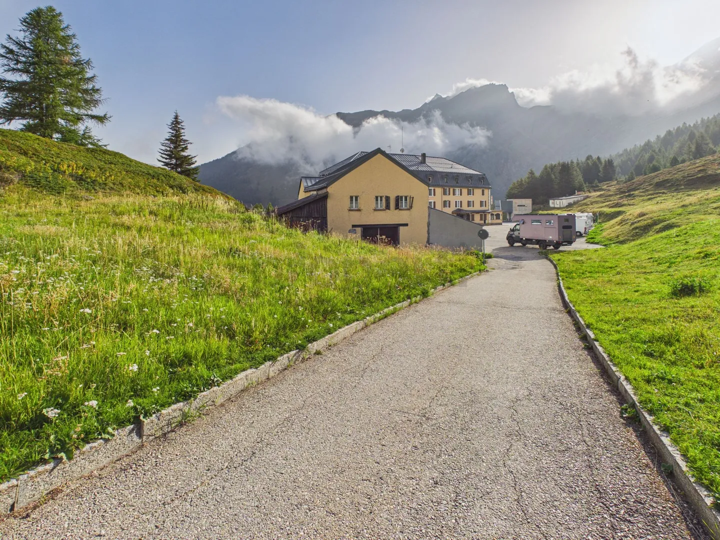 Gioiello storico del passo a 2'005 m s.l.m.: 228 m² di superficie abitabile, sfondo alpino da sogno e utilizzo versatile - Foto 4 di 8