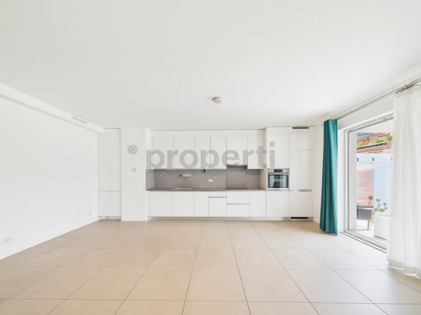 Elegante appartamento di 4.5 locali a Bellinzona con terrazza di 30 mq - Foto 2 von 13