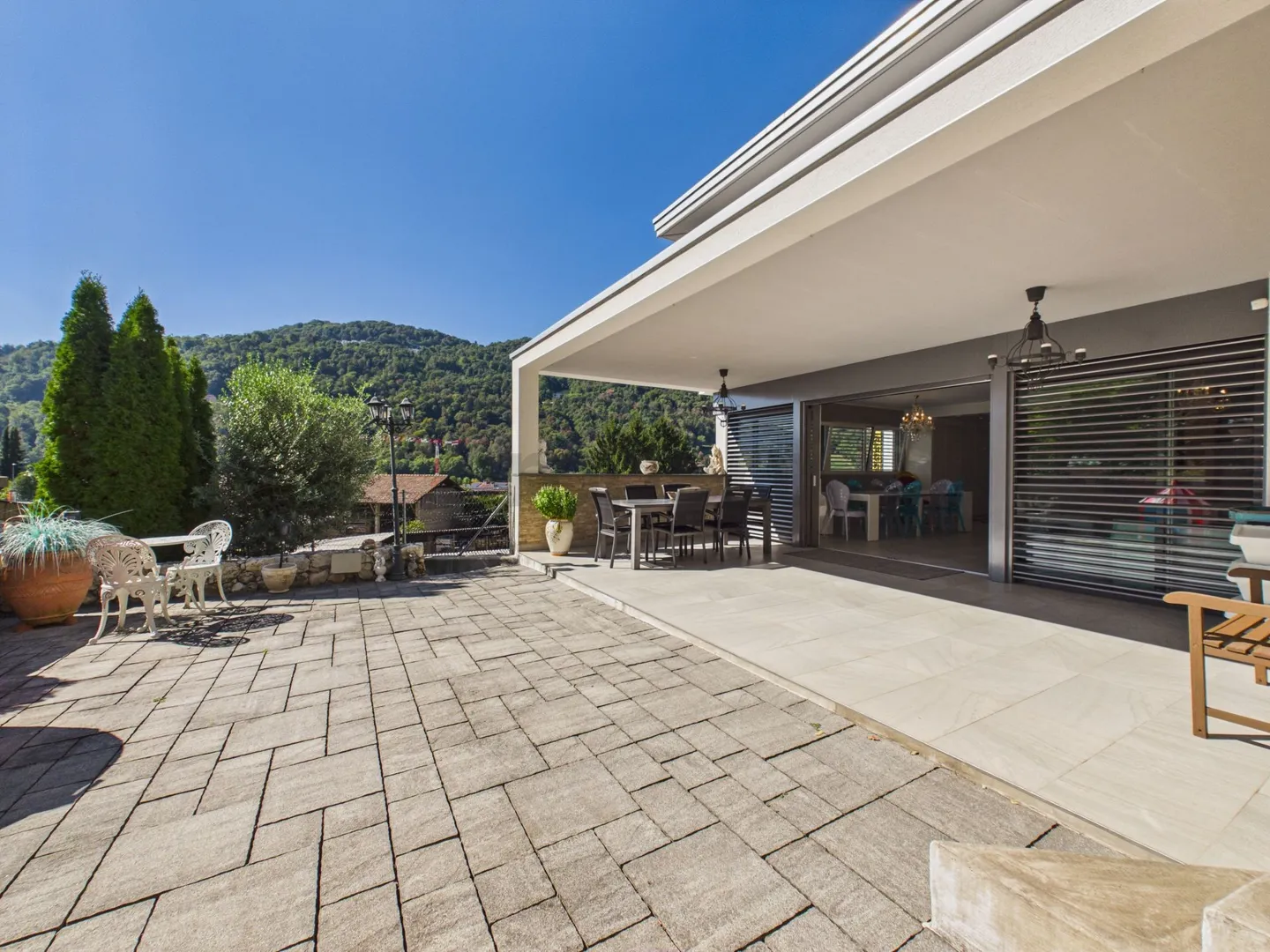 Contemporary villa with large spaces, garden and double garage - Photo 5 of 13