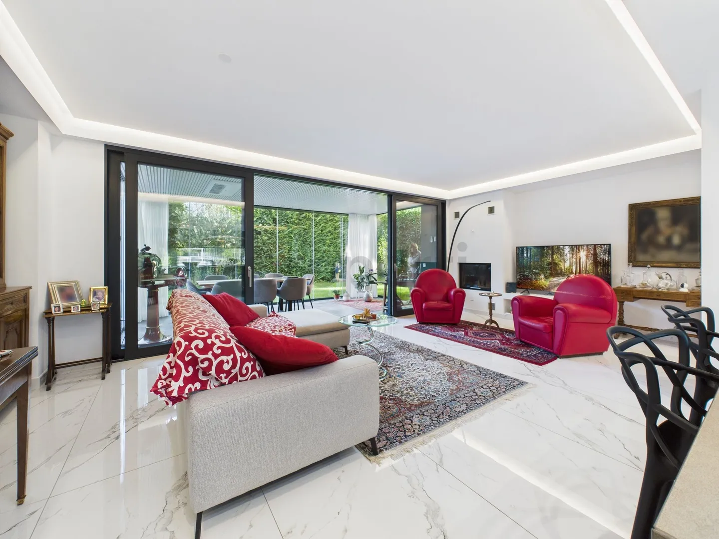 Casa moderna con giardino, spa privata e tecnologia avanzata a Locarno - Foto 5 di 13