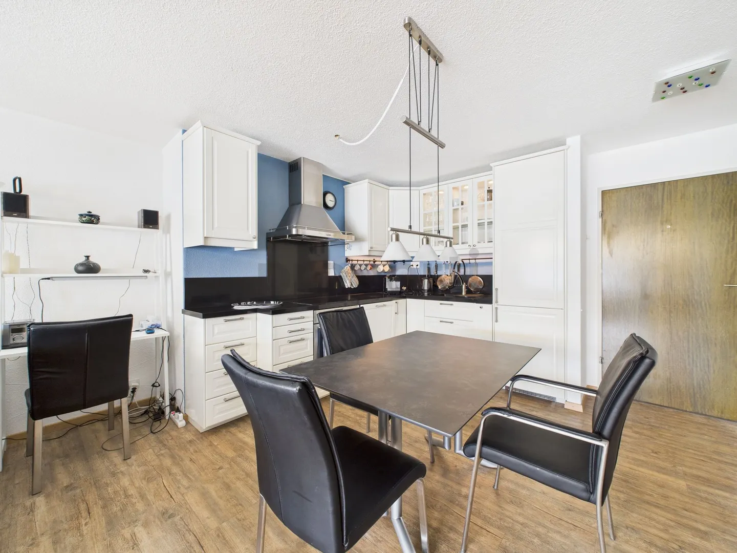 Attractive 2.5-room apartment with lake view in Vitznau - Photo 2 of 10