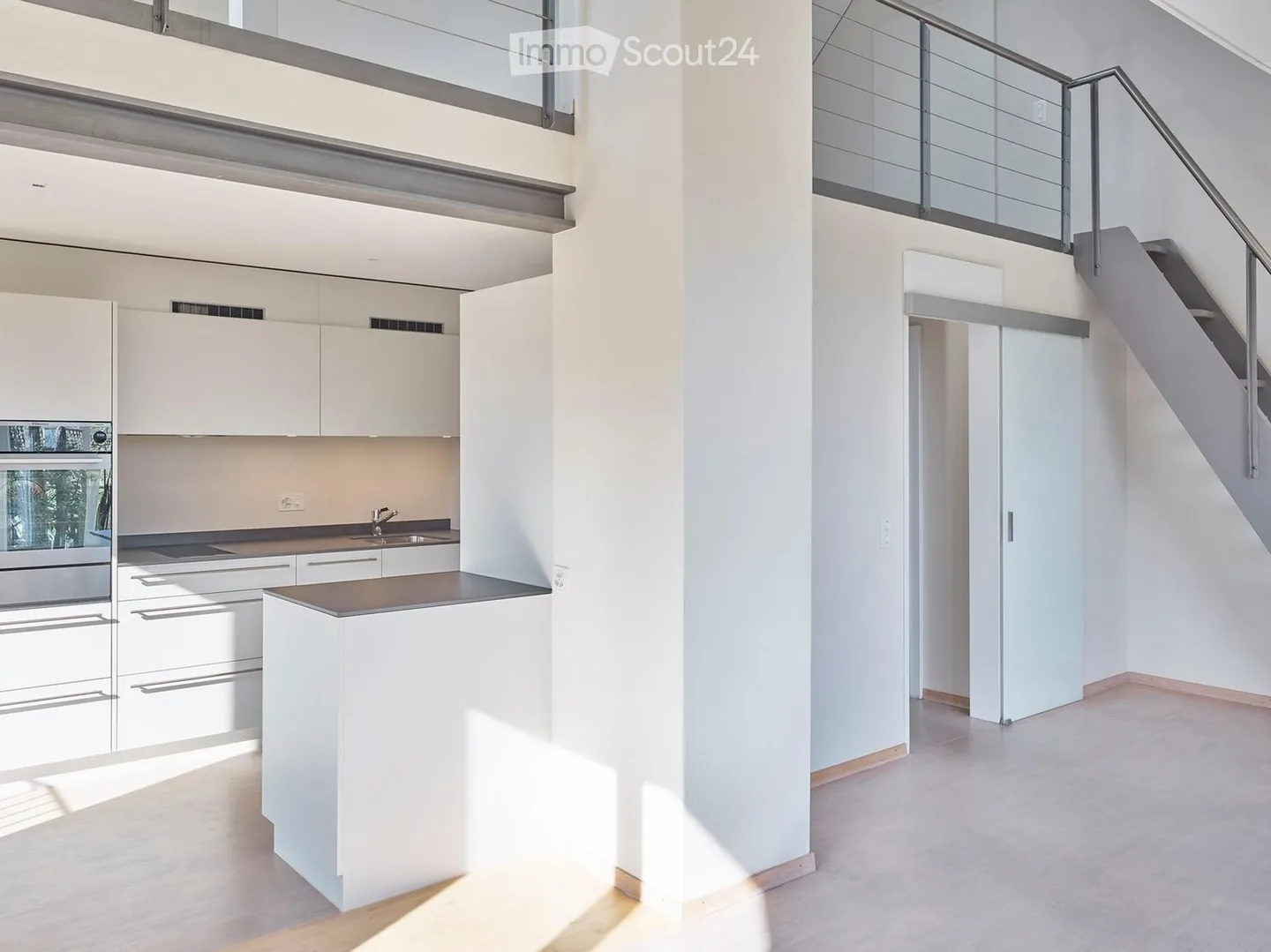 Bright 2.5-room apartment with green views in Thun - Photo 2 of 10