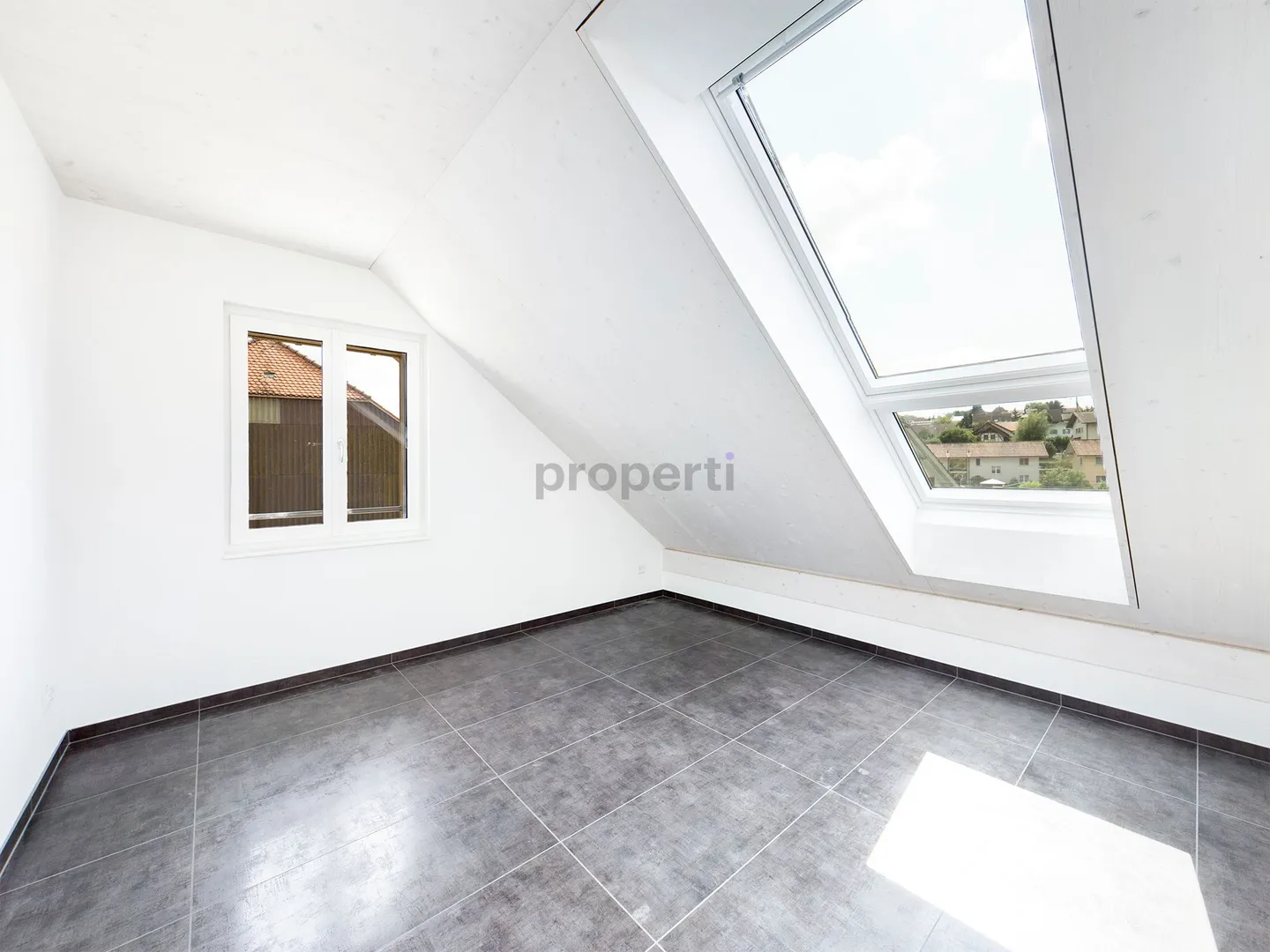 Moderne 3.5-Zimmer-Dachwohnung mit Balkon in Diessbach bei Büren - Photo 4 sur 10