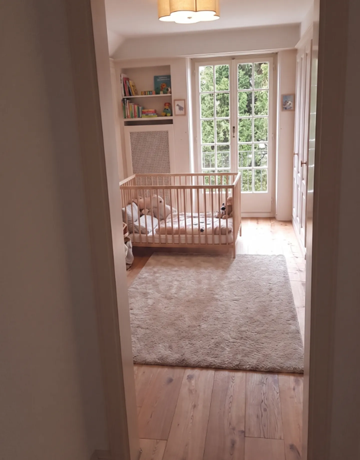 Discret de l'extérieur. Une villa très privée de 7,5 pièces avec une grande piscine et un beau jardin - Photo 10 sur 13