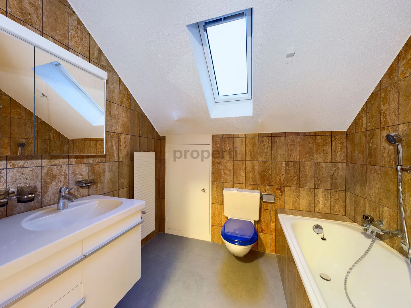 Renovierte Dachwohnung an zentraler und ruhiger Lage - Foto 6 von 7