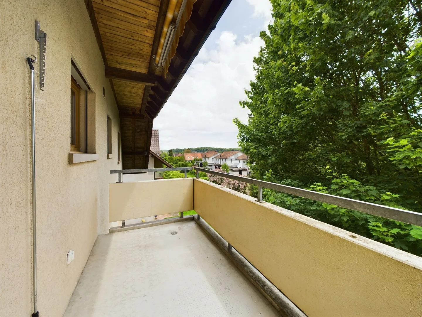 Appartement penthouse de 4,5 pièces de haute qualité avec deux balcons et cheminée à Niederönz - Photo 9 sur 12