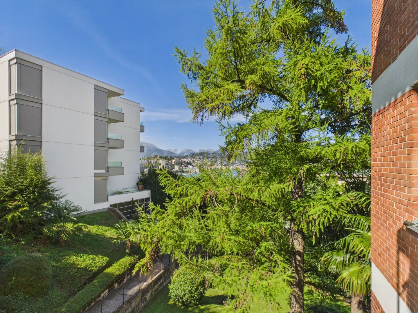 Appartement 2,5 pièces avec vue sur le lac, piscine et toit-terrasse à 360° à Paradiso ! - Photo 10 sur 12