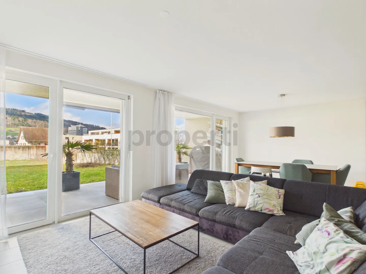 Moderne 3.5-Zimmer-Wohnung mit Liftkomfort, Menziken - Photo 1 sur 11