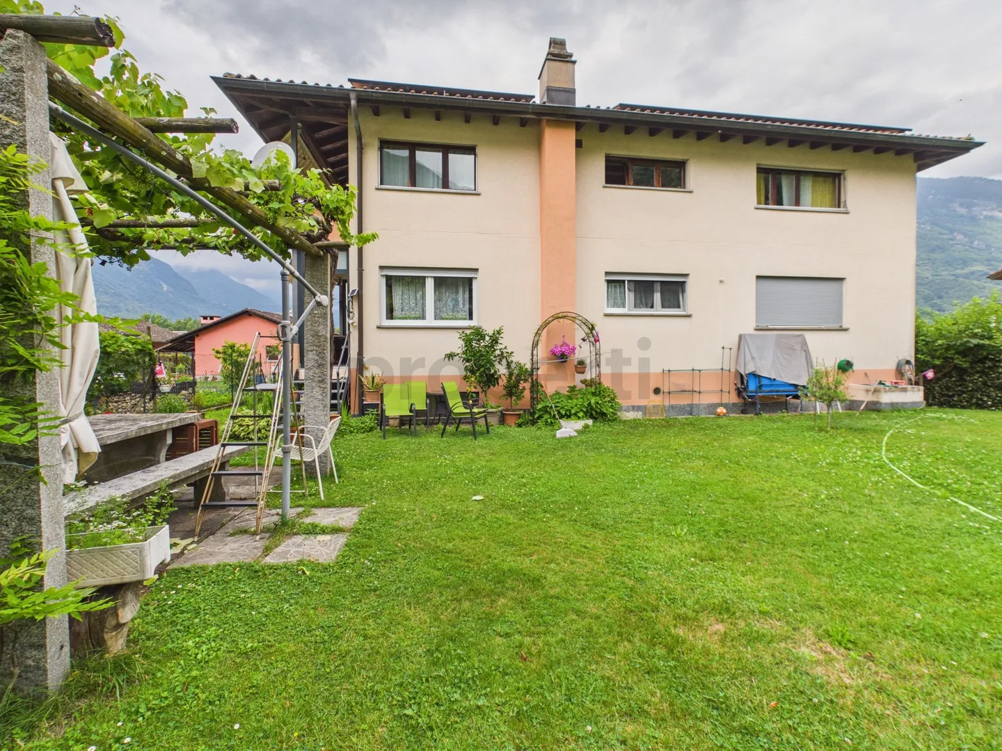 Elegante 4,5-Zimmer-Wohnung in einer Doppelhaushälfte mit Garten, Arbedo-Castione - Foto 1 von 13