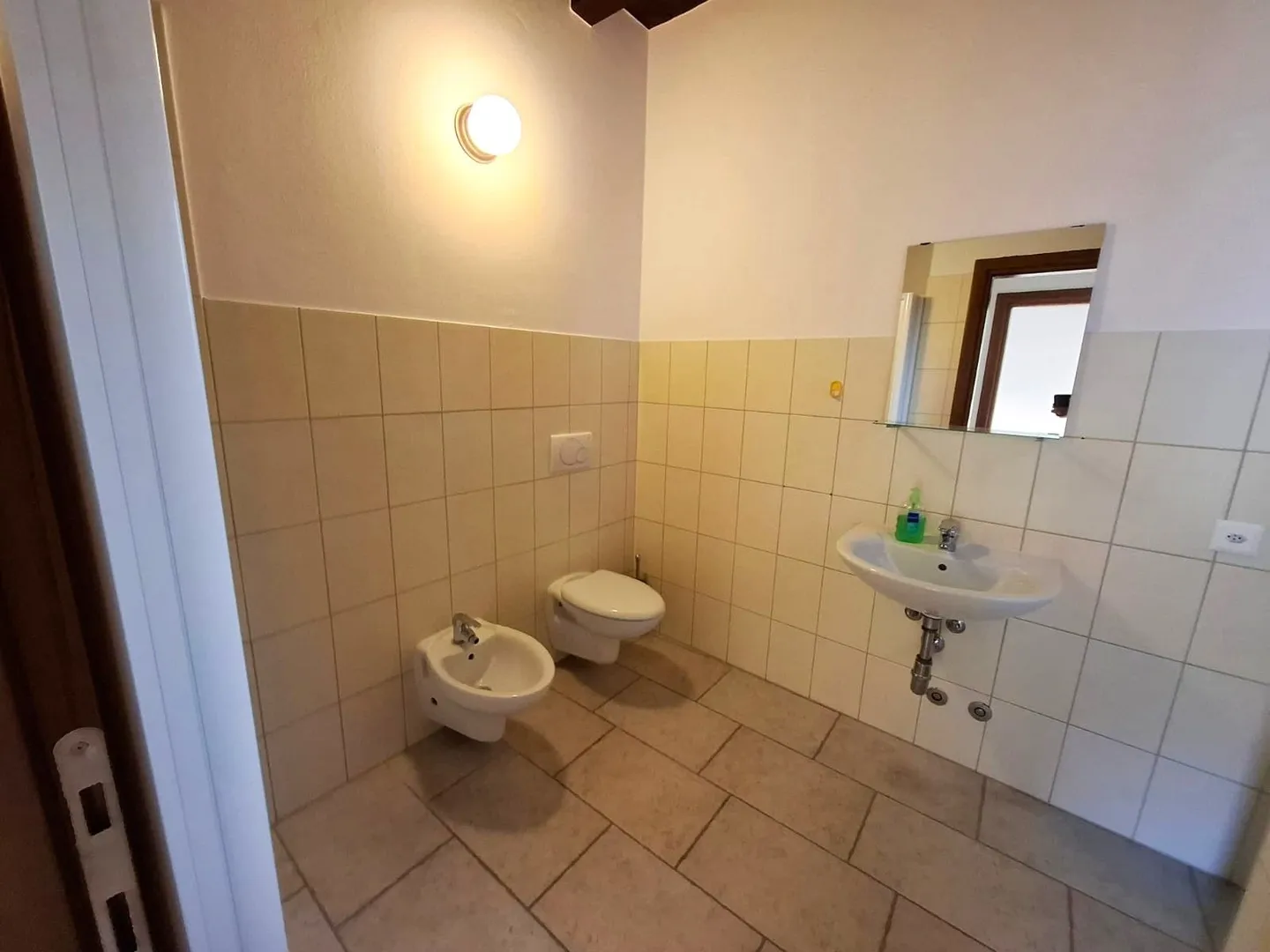 Living in a historic courtyard in Chiasso: 5-room apartment in a central location - Photo 7 of 12