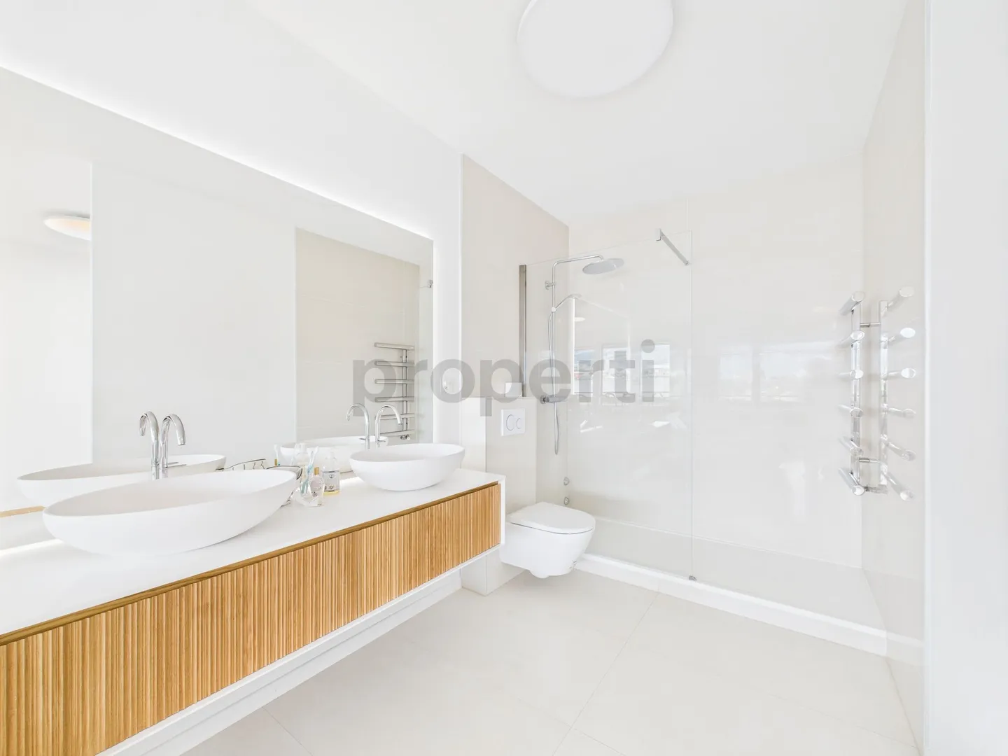 Facing the Rhône: Contemporary Elegance and Light in the Heart of Geneva - Photo 10 of 13