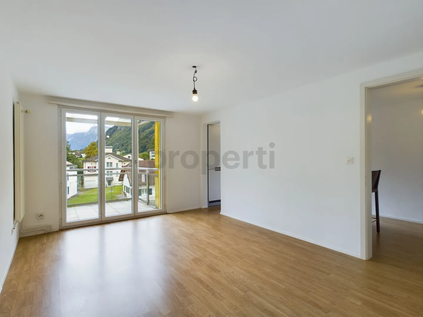 Sonnige 2.5-Zimmer-Wohnung mit Idylle in Luchsingen - Foto 2 von 12