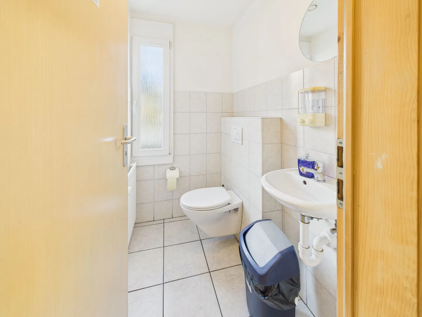 Zweifamilienhaus mit 3.5-Zimmer-Wohnung und Gewerbefläche (Kebab-Laden) im Erdgeschoss - Foto 11 von 13