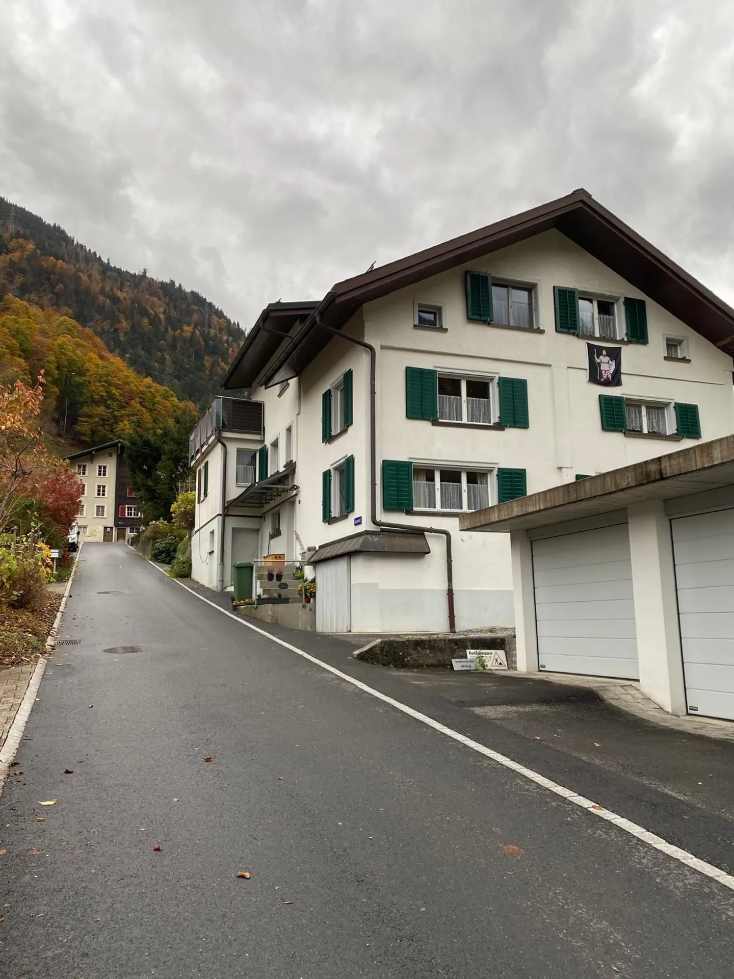 Accogliente casa unifamiliare con 6 camere in una posizione tranquilla a Glarus - Foto 1 di 13