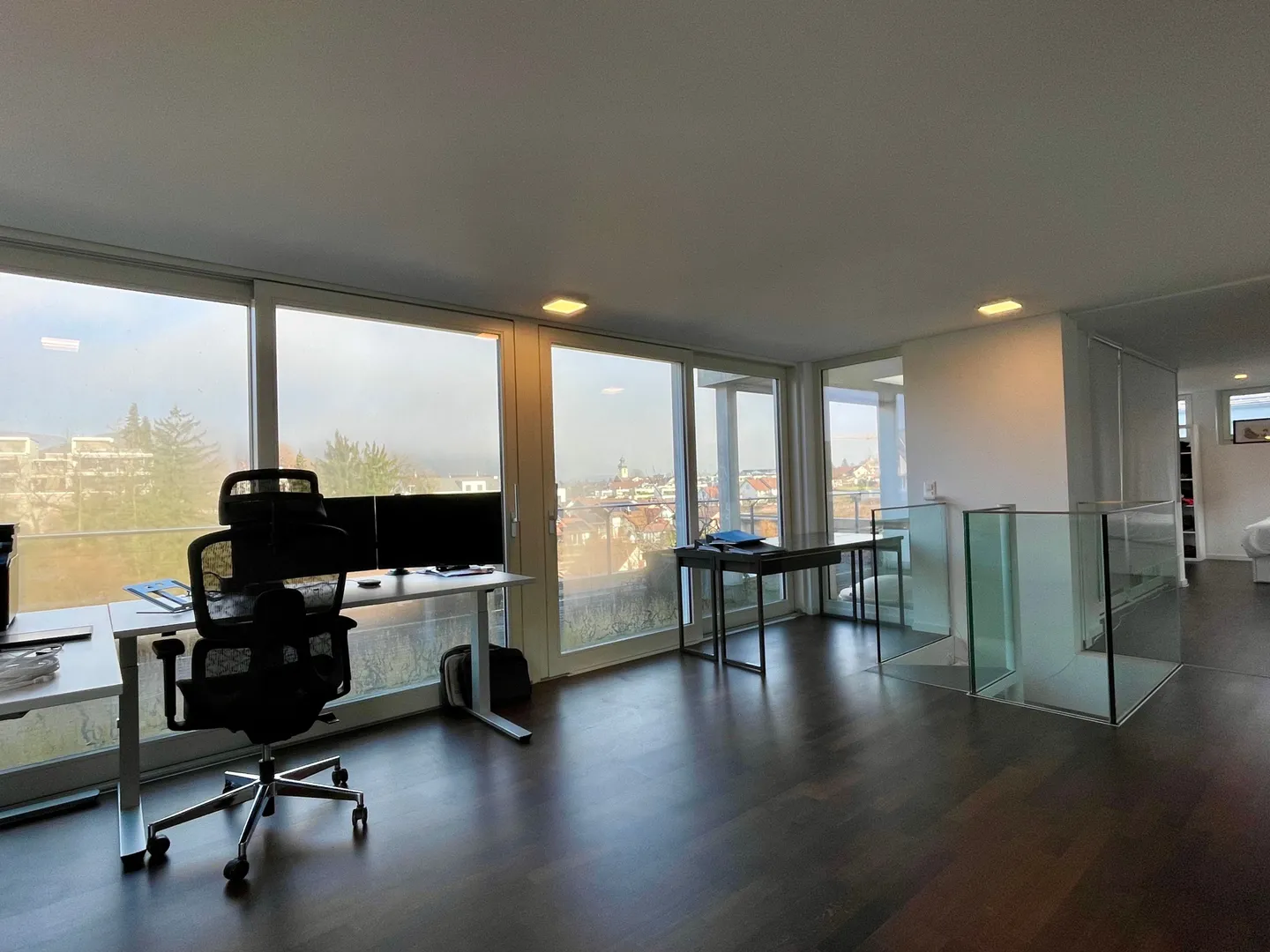 Grosszügiges Einfamilienhaus mit einzigartiger Architektur in ruhiger Top-Lage mit grossem Garten - Foto 7 von 13