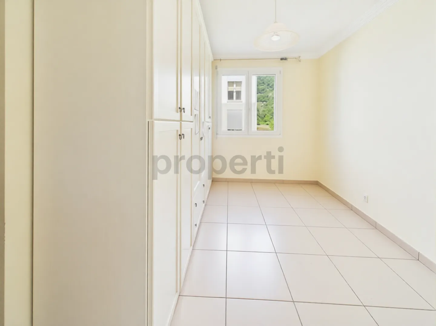 ELEGANT 4.5-ROOM APARTMENT With terrace and private laundry - Photo 11 of 13