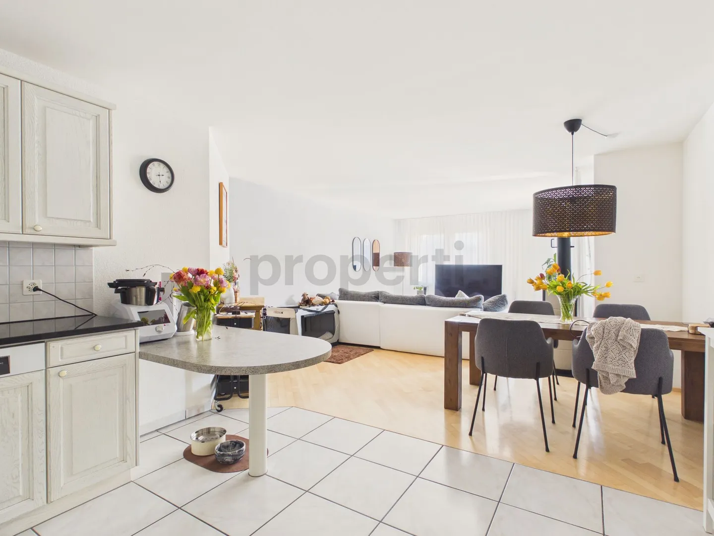 Spacious 4.5-room apartment with sunny balcony in Tuggen SZ - Photo 2 of 9