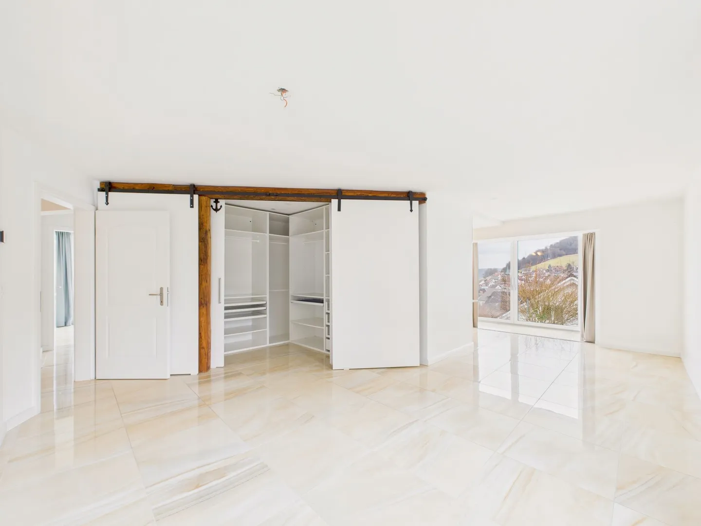 Flexible Living Wonder in Weiach: High-Quality Ground Floor Apartment with XL Garage and Separate 1.5-Room Apartment - Photo 5 of 13