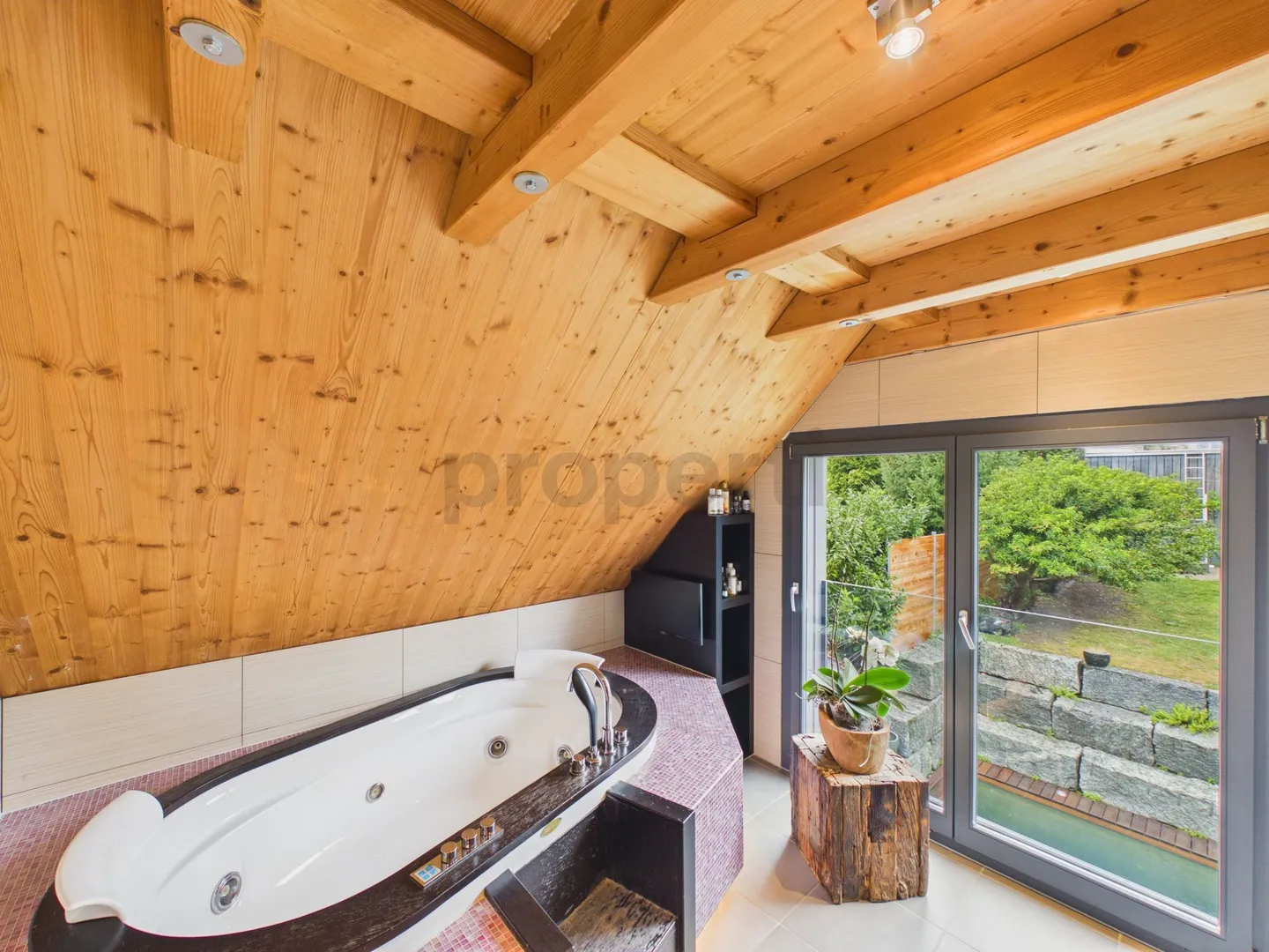 Einzigartige Doppel-Immobilie: Luxus-EFH mit Pool + top renoviertes Reiheneckhaus (Rendite oder Mehrgenerationen) - Foto 5 di 13