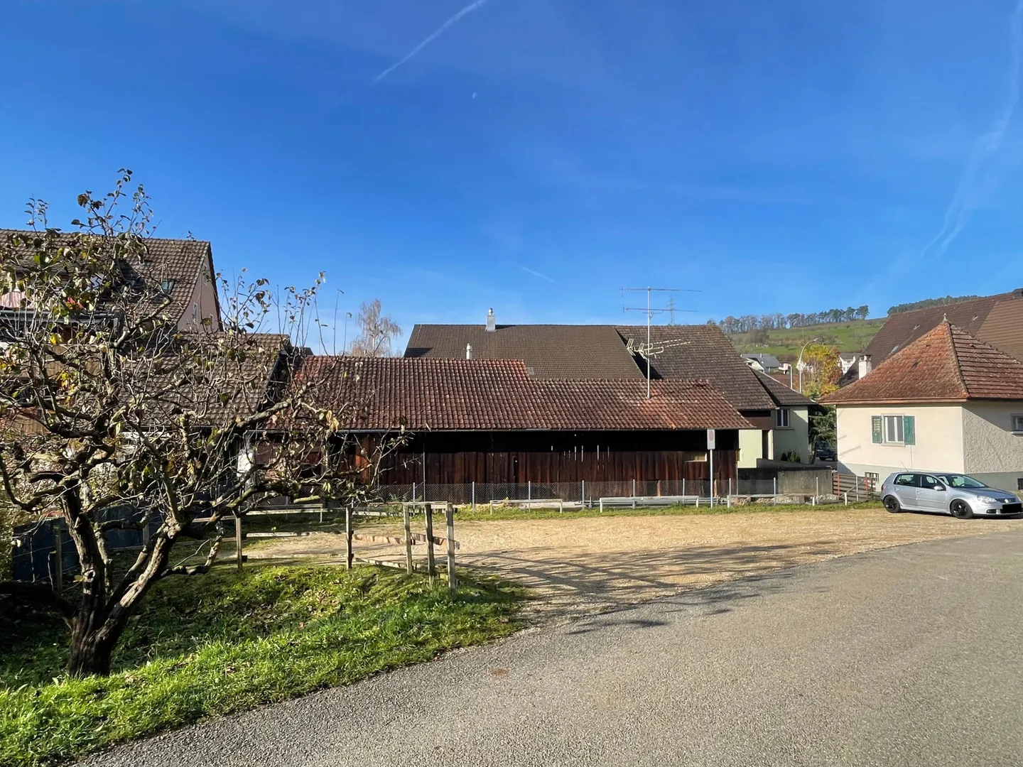 Mehrfamilien-/Bauernhaus auf grosser Parzelle im oberen Fricktal mit viel Potenzial - Foto 2 von 5