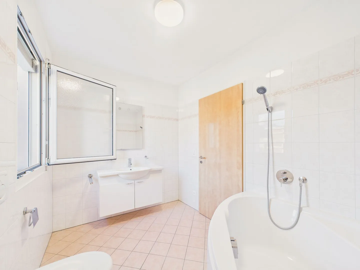 Elegante 4,5-Zimmer-Wohnung mit Panoramablick und doppelter Terrasse in Agno - Foto 6 von 11