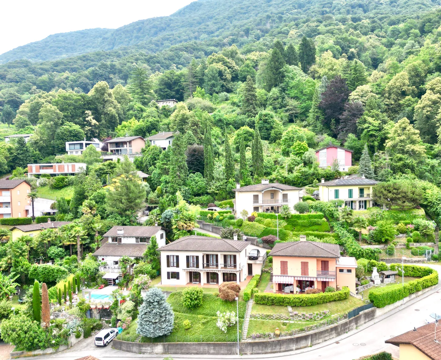 Spacious 6.5-room villa with garden in Davesco-Soragno - Photo 2 of 13