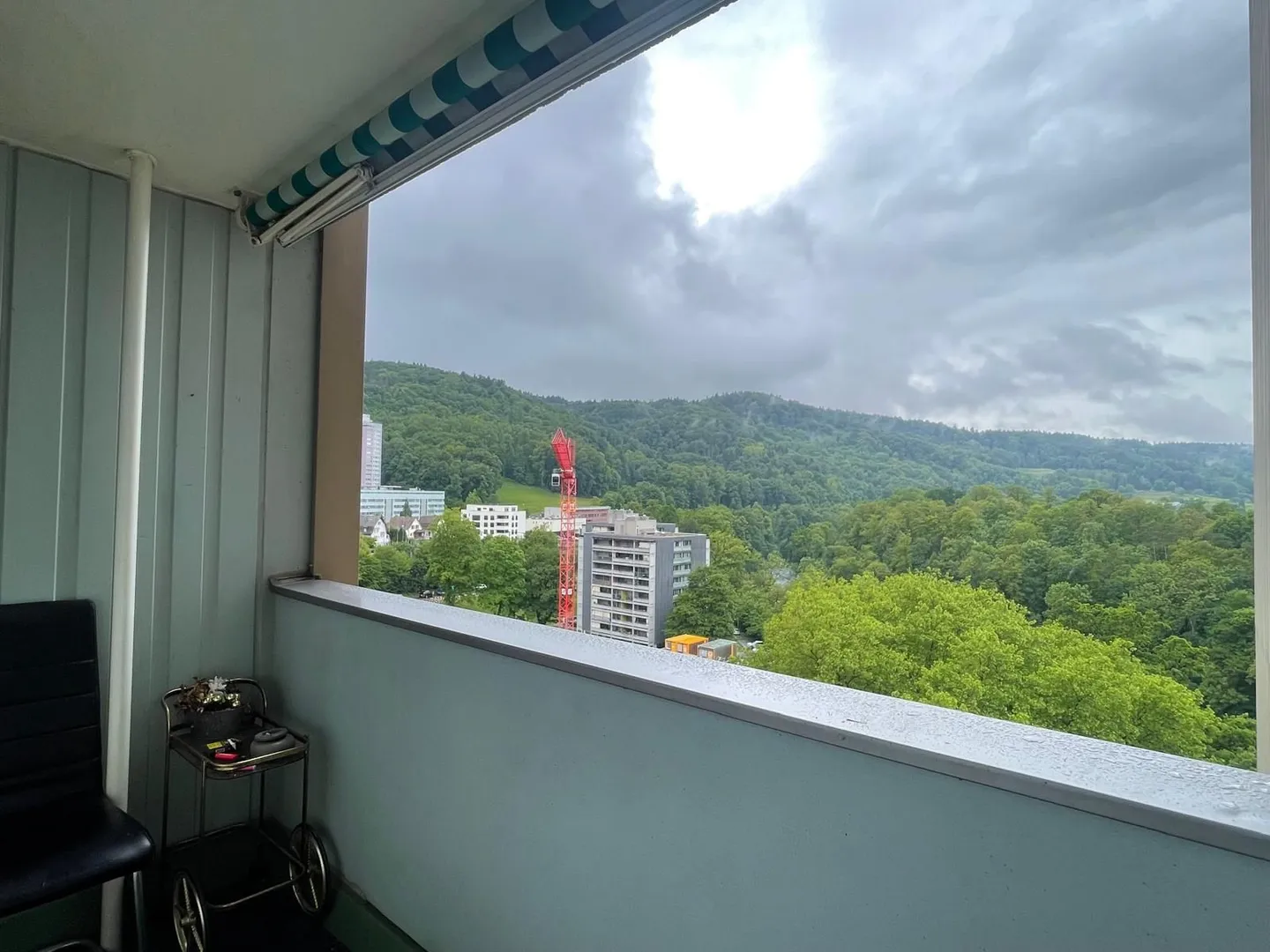 Appartement lumineux de 4,5 pièces avec belle vue, droits de construction abordables jusqu'en 2072 - Photo 5 sur 11