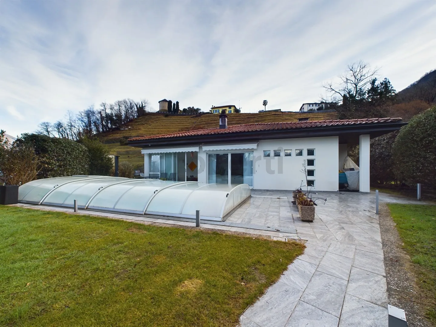 Villa da sogno con piscina a Camorino - Foto 1 di 13