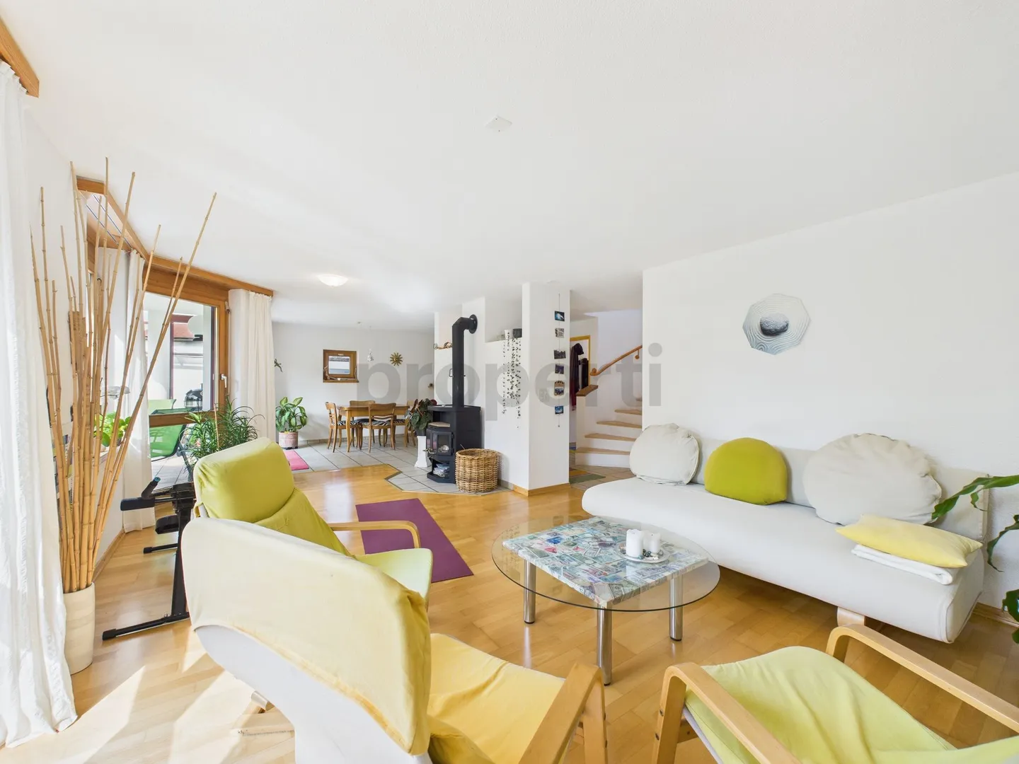 Charmantes 5.5-Zimmer-Reihenhaus in ruhiger Lage von Rafz  ideal für Familien - Foto 2 von 11