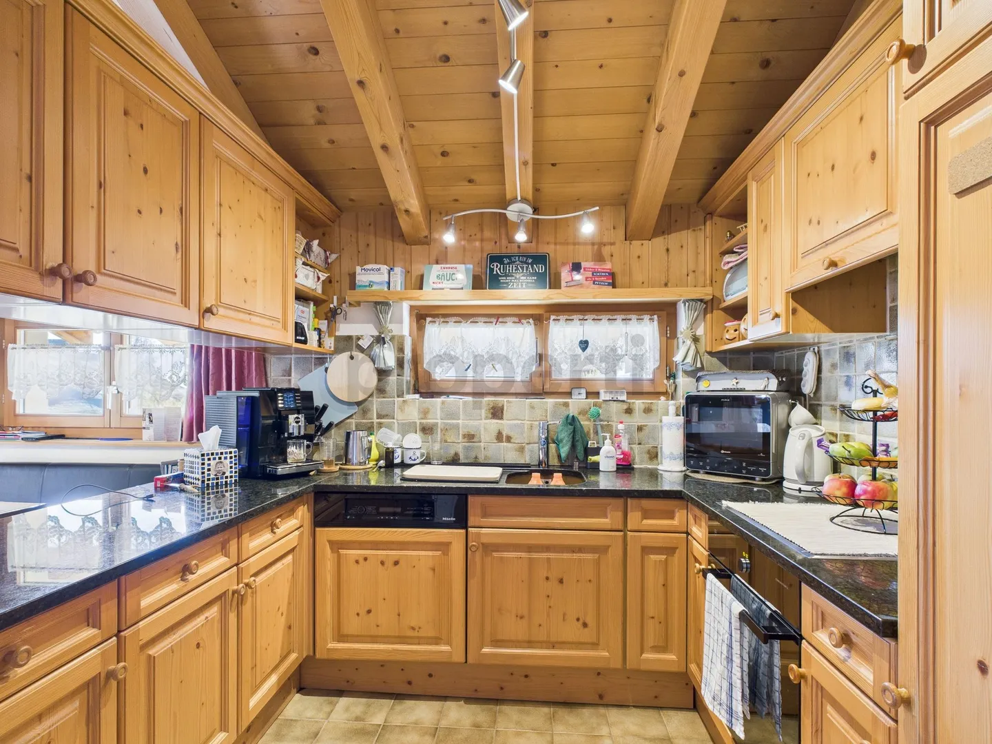 Casa unifamiliare soleggiata con grande laboratorio, garage e giardino - Foto 7 di 13