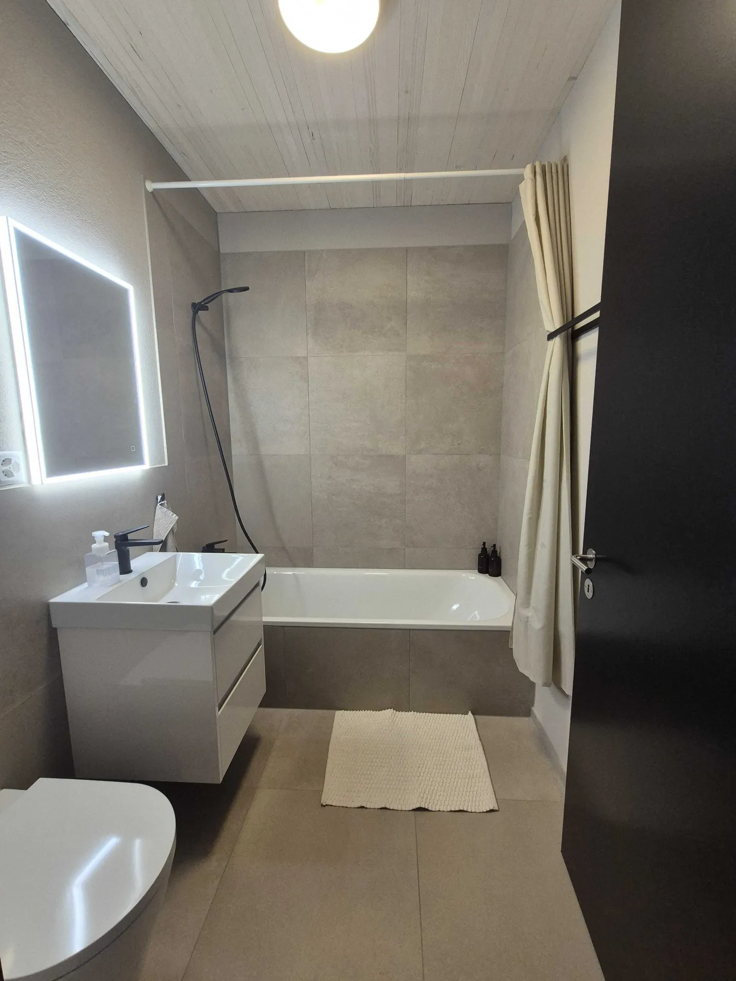 Appartement lumineux de 3,5 pièces avec loggia et vue sur le lac à Richterswil - meublé - Photo 7 sur 13