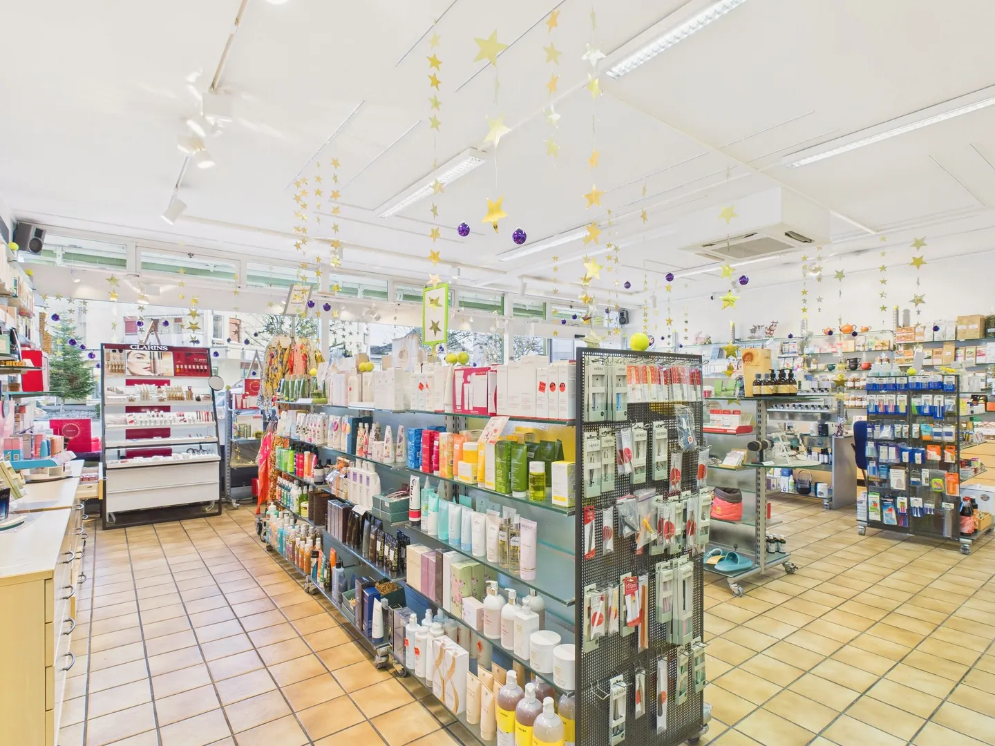 Ampio edificio residenziale e commerciale in una posizione ideale a Seon - Molto spazio e potenziale di espansione versatile - Foto 10 di 13