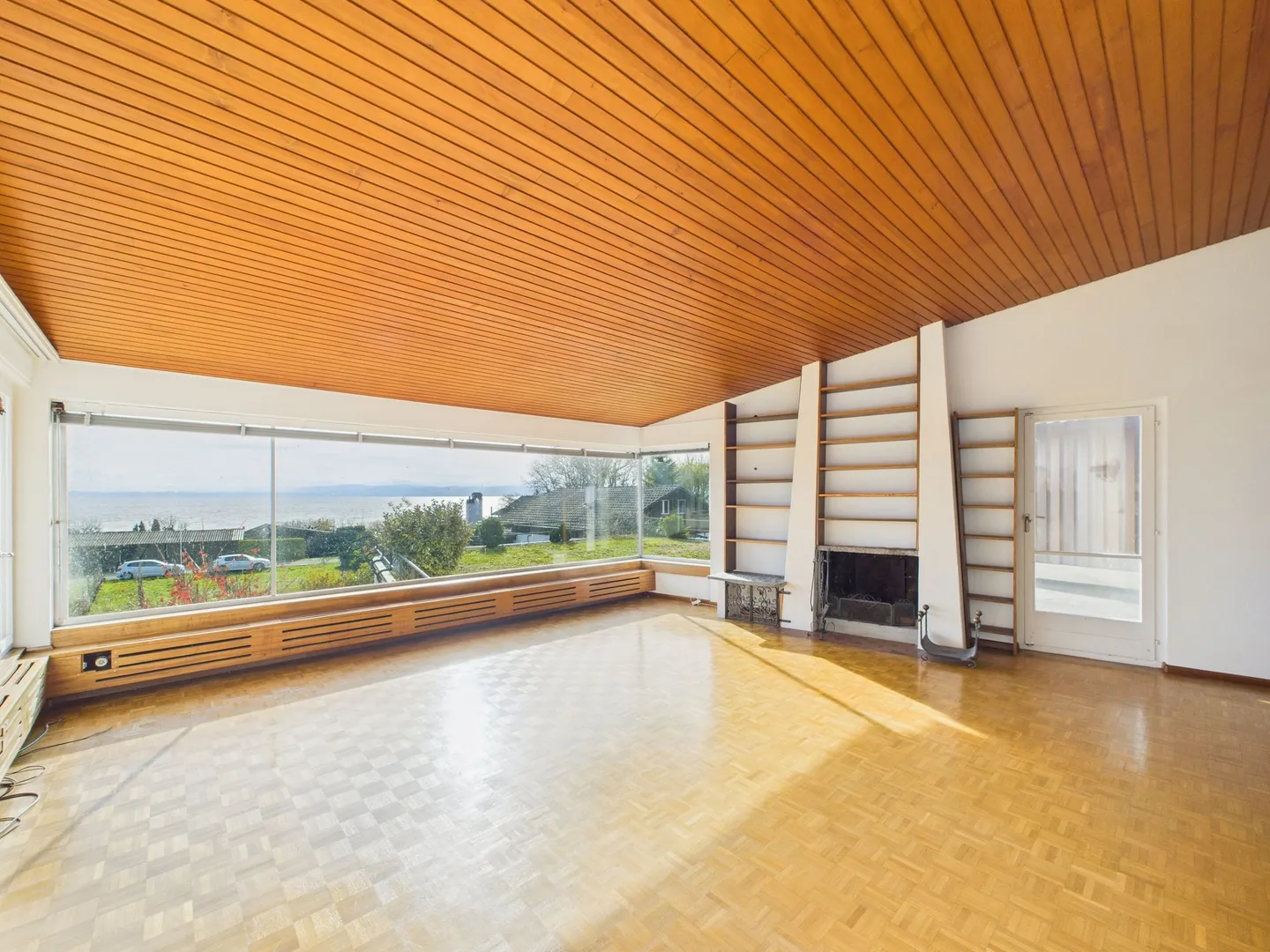 Villa con piscina interna e vista mozzafiato sul lago a Bevaix - Foto 4 di 13