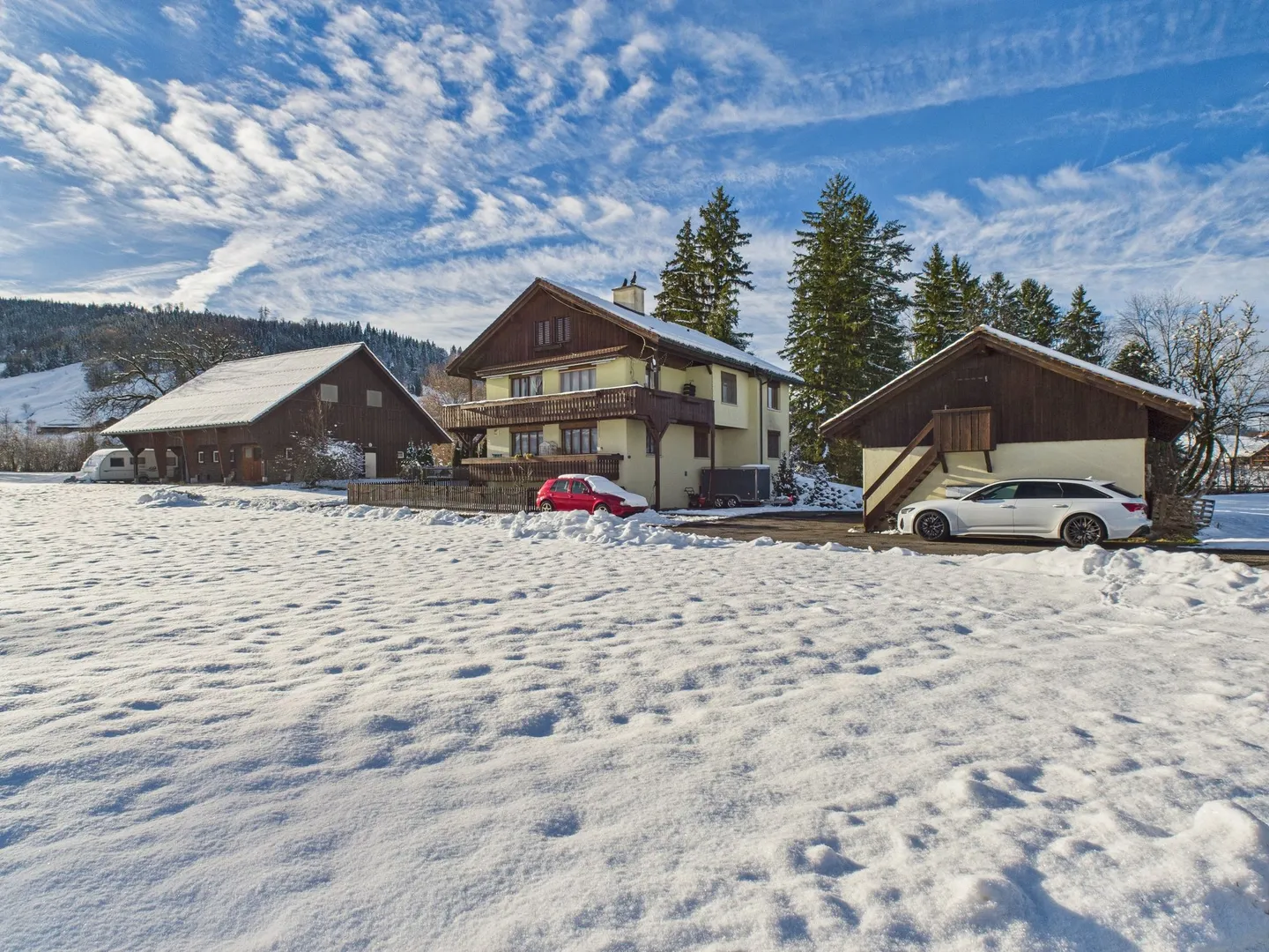 Maison multifamiliale à Unterägeri - Emplacement unique au milieu de la nature, entouré de zone agricole, de forêt et de ruisseau - Photo 1 sur 13