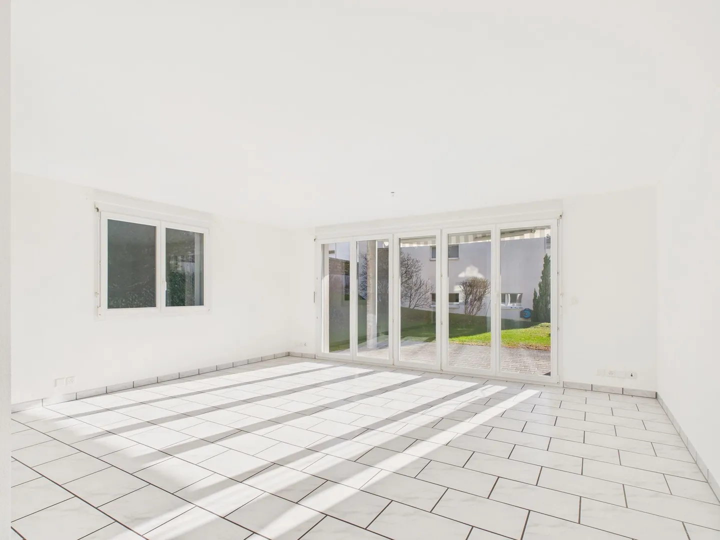 Belle appartement de 3,5 pièces au rez-de-chaussée dans un endroit calme et ensoleillé à Zizers - Photo 1 sur 11