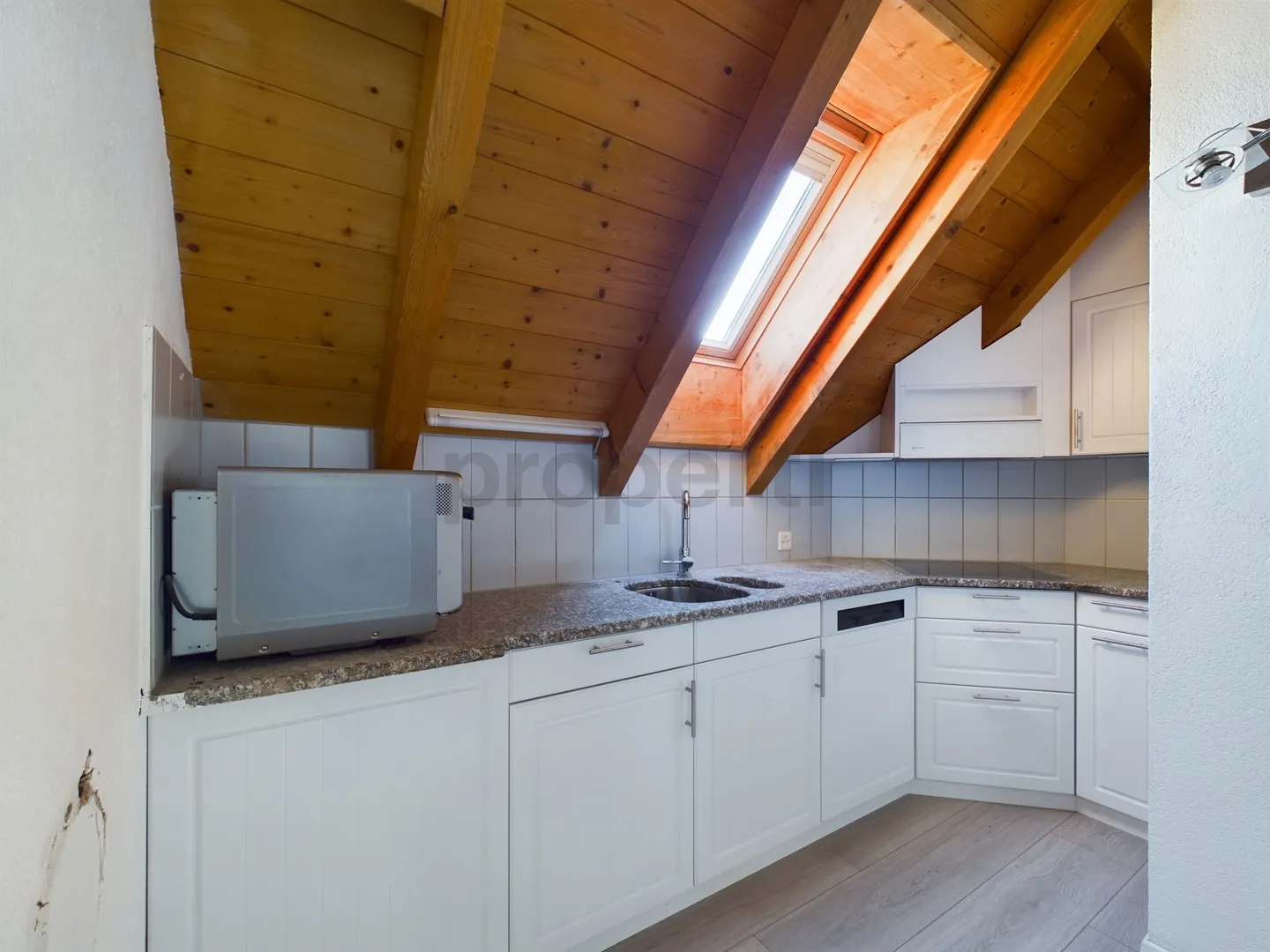 Bright 3.5-room attic apartment with balcony in Buchs ZH - Photo 2 of 10