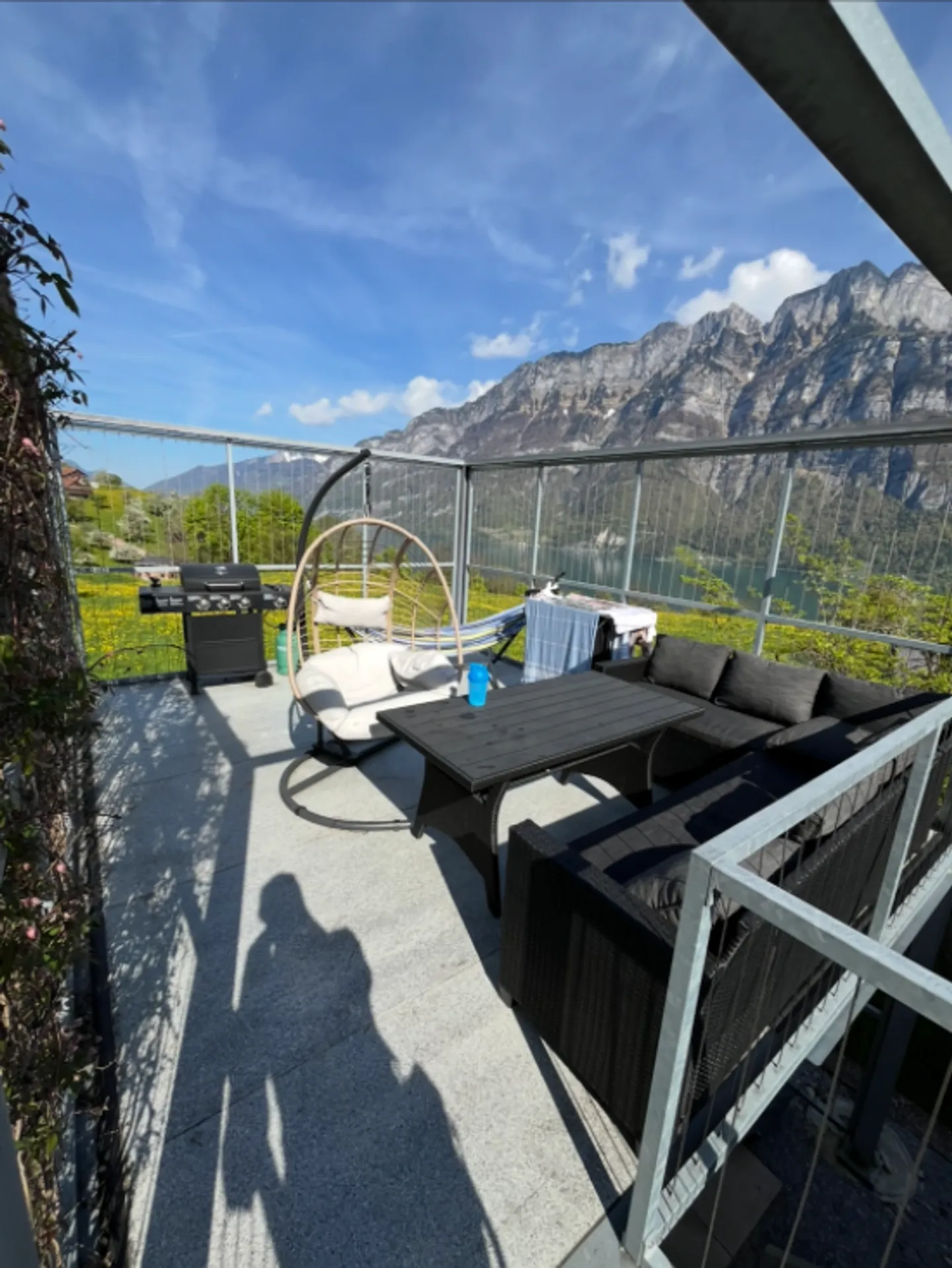 Appartement en duplex de 4,5 pièces situé au calme avec une vue magnifique sur le lac et les montagnes à Quarten - Photo 1 sur 10