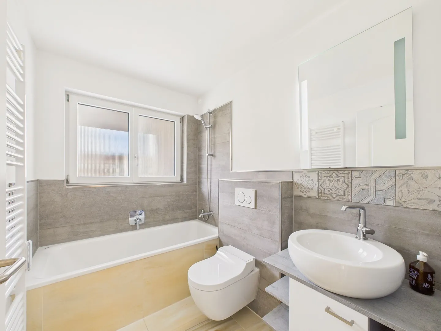 Flexible Living Wonder in Weiach: High-Quality Ground Floor Apartment with XL Garage and Separate 1.5-Room Apartment - Photo 9 of 13