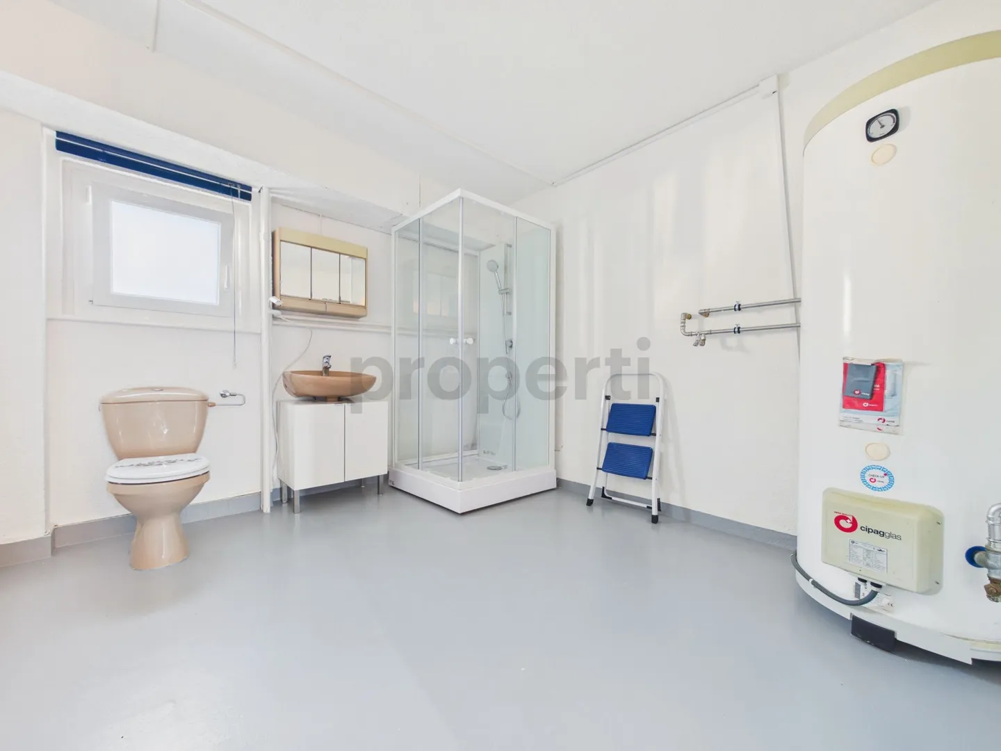 Renovated 3.5-room apartment with balcony and included commercial rental yield - Photo 11 of 13