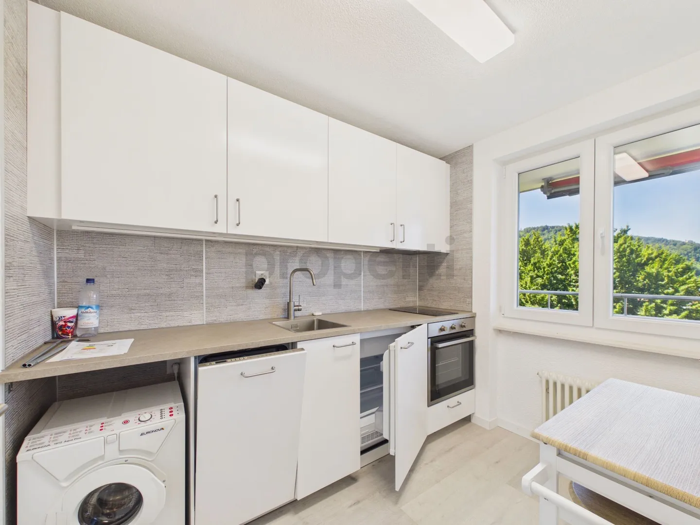 Rénové avec soin, meublé avec style et place de parking privée incluse - Photo 4 sur 6