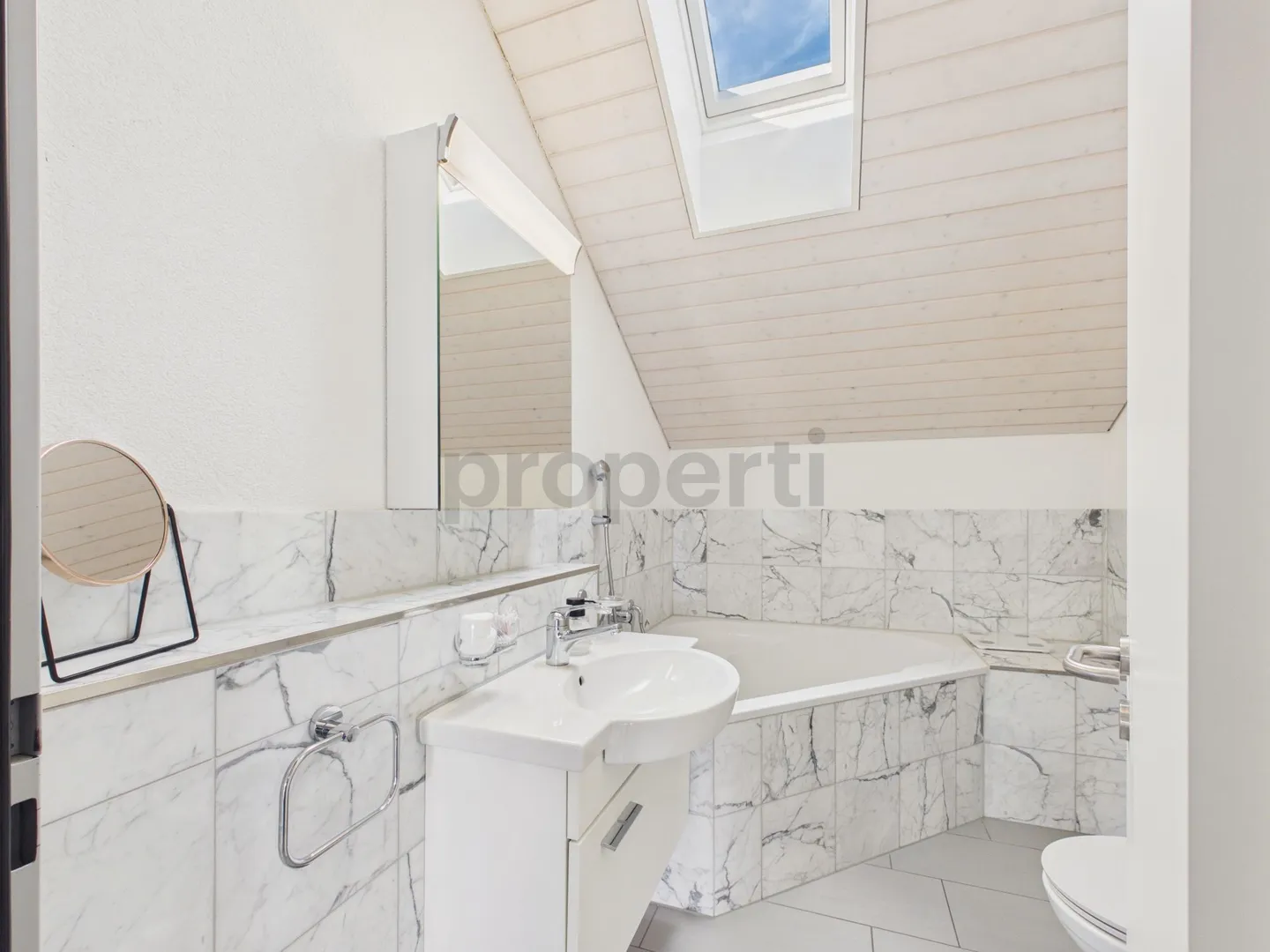 Bright 4.5-room attic apartment with 2 bathrooms & parking included - Photo 10 of 12