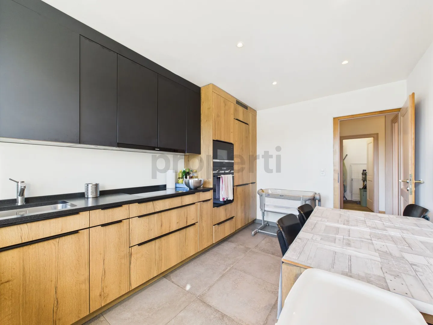 A bright cocoon in a green setting - Photo 2 of 9