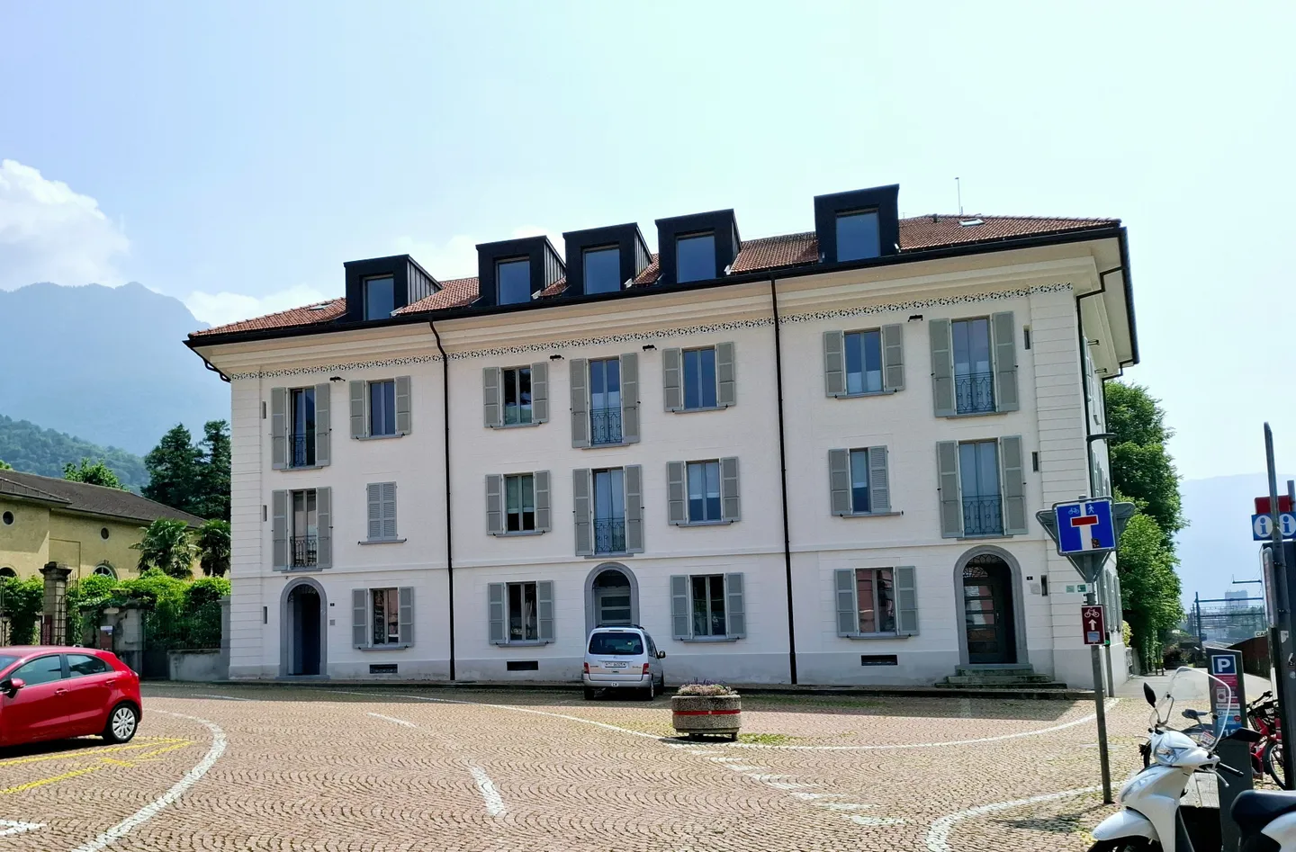 Modern city apartment in Bellinzona, TI - Photo 11 of 12