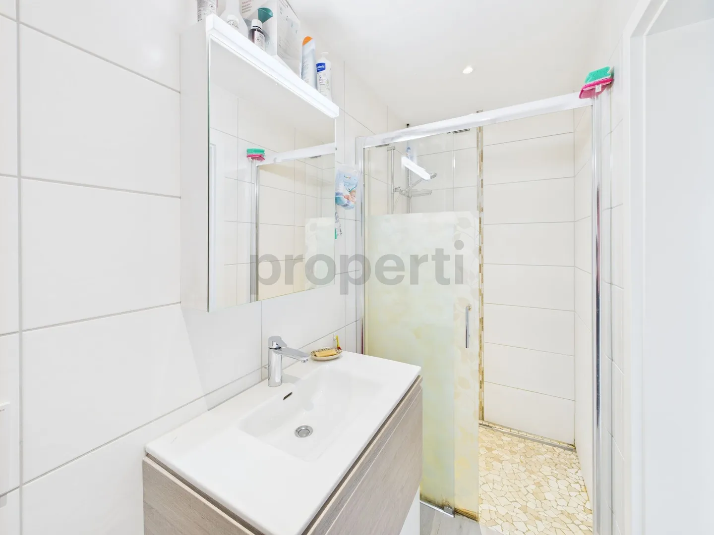 Spazioso appartamento moderno di 4,5 locali con balcone a Vallon FR - Foto 7 di 12