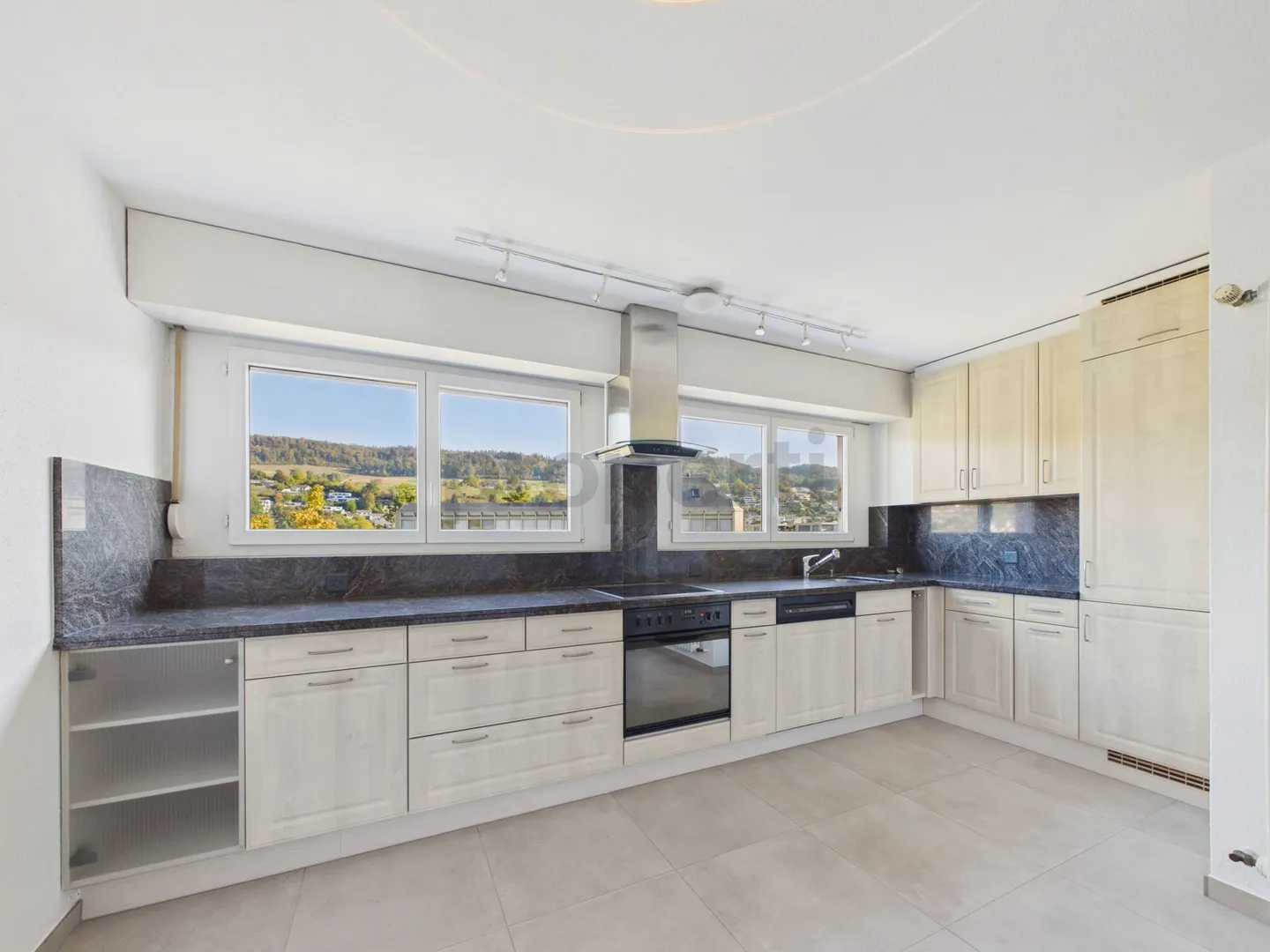Terrazza privata di 120 m² con padiglione vetrato, camino, balcone sud e posto auto sotterraneo! - Foto 4 di 13