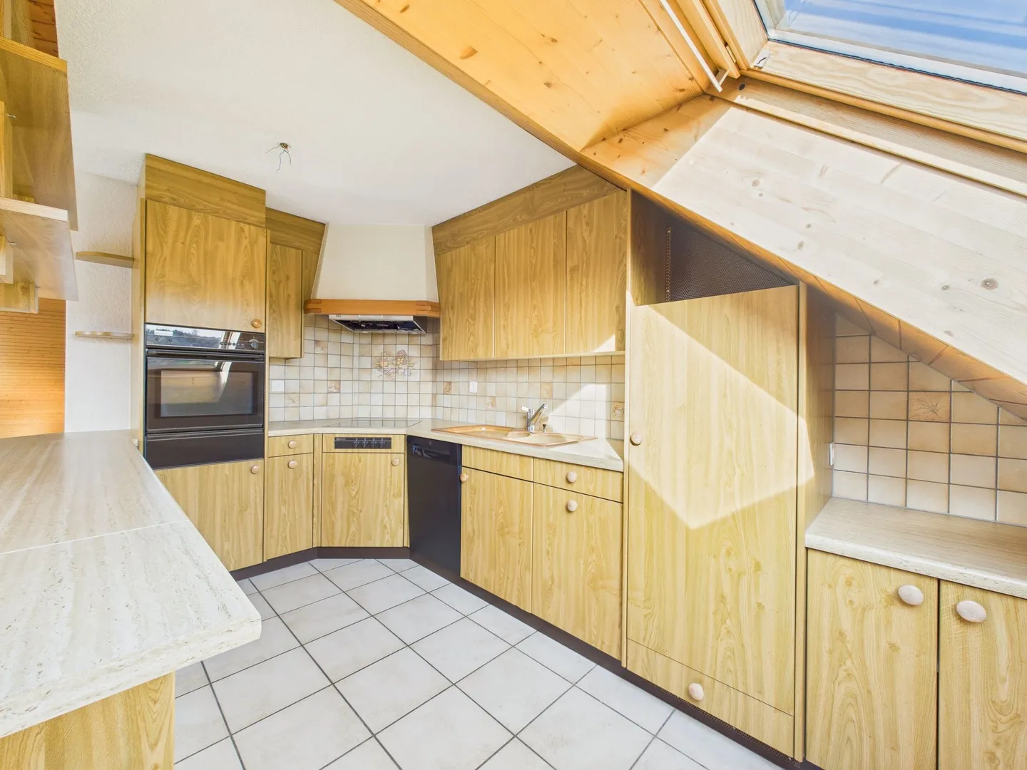 Appartement spacieux de 3,5 pièces avec piscine et vue sur la montagne - Votre nouveau chez-vous à Alterswil - Photo 2 sur 13