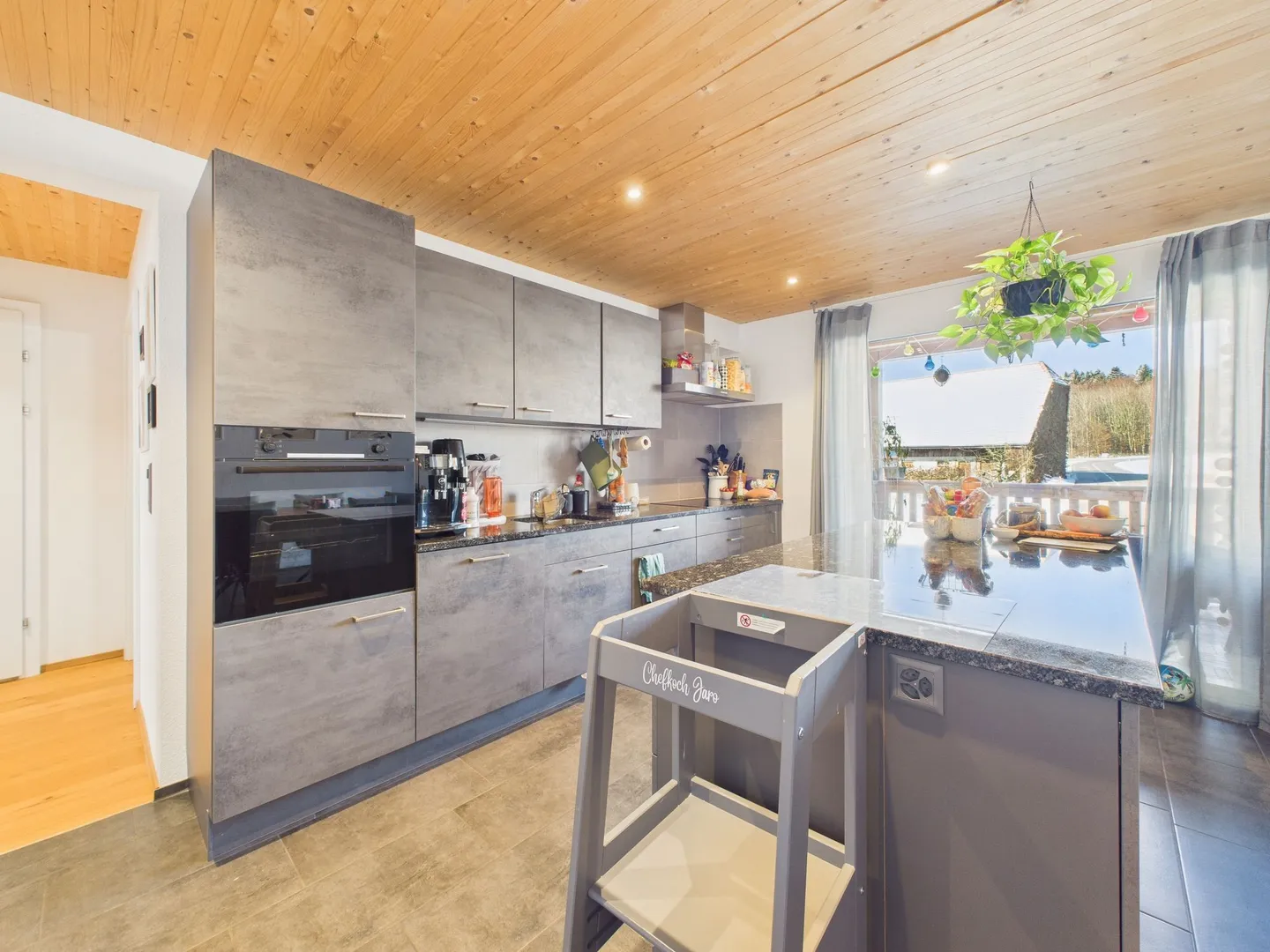 Bright 4.5-Room Apartment in Buchegg - Photo 2 of 12