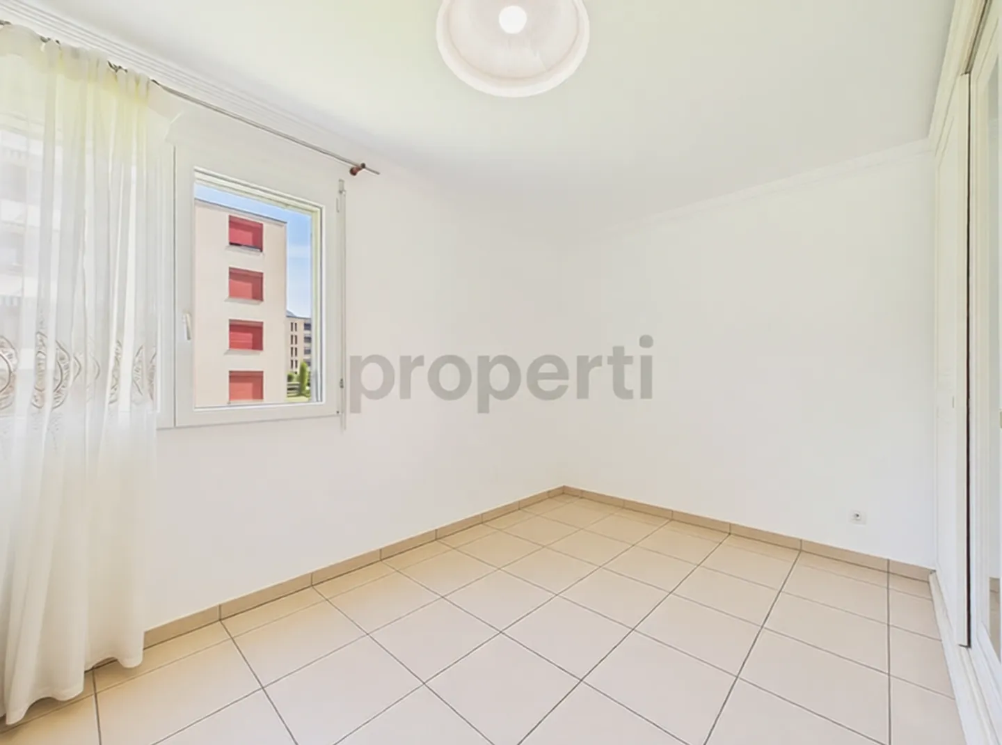 ELEGANT 4.5-ROOM APARTMENT With terrace and private laundry - Photo 9 of 13