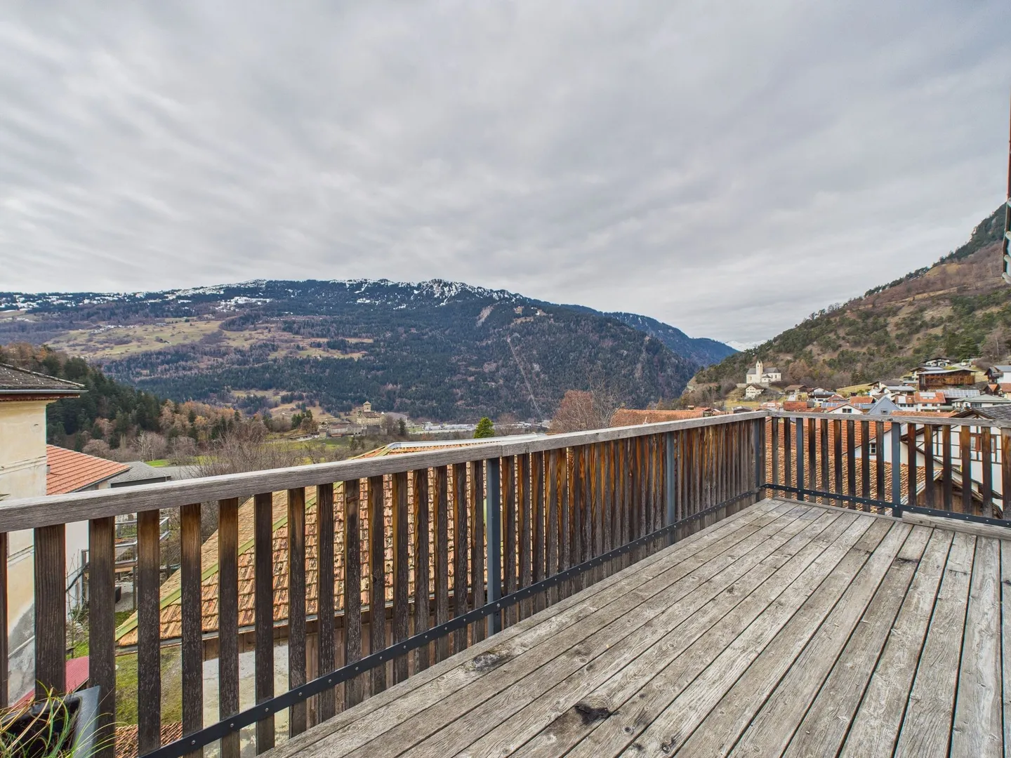 Charmantes 4.5-Zimmer Einfamilienhaus mit Balkon in Tumegl/Tomils - Foto 1 von 13